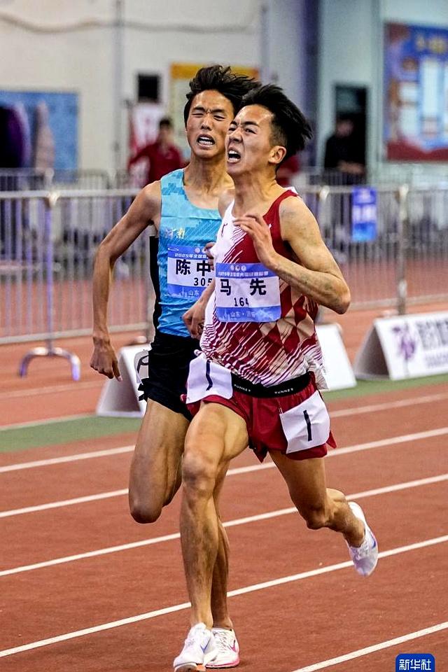 田径比赛的紧张气氛，现场观赛人数众多